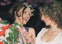 1998 m. „Mis Lietuva“ konkurso nugalėtoja Kristina Pakarnaitė (kairėje) ir 1997 m. „Mis Lietuva“ Asta Vyšniauskaitė. Jono Staselio nuotrauka.